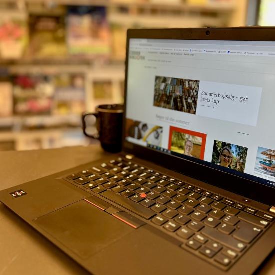 PC med Odder Biblioteks nye hjemmeside på skærmen