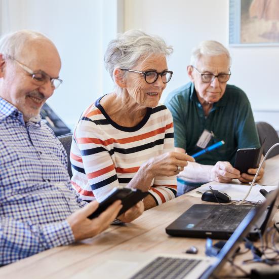 Ældre der får hjælp til deres PC og smartphone