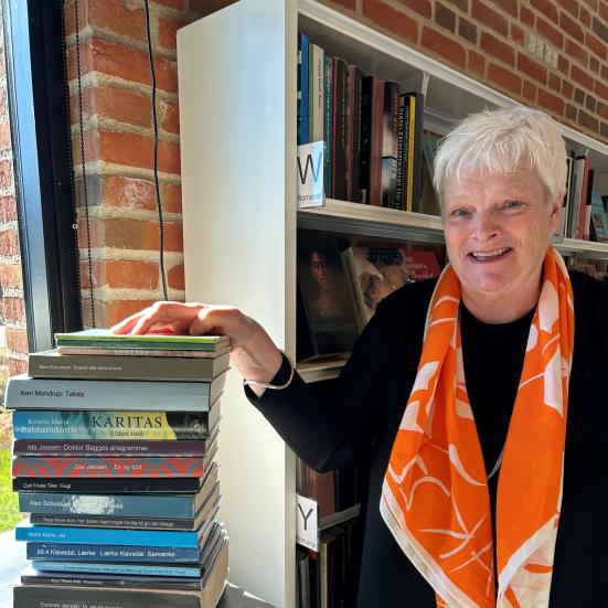Helle Tolstrup med sine yndlingsbøger