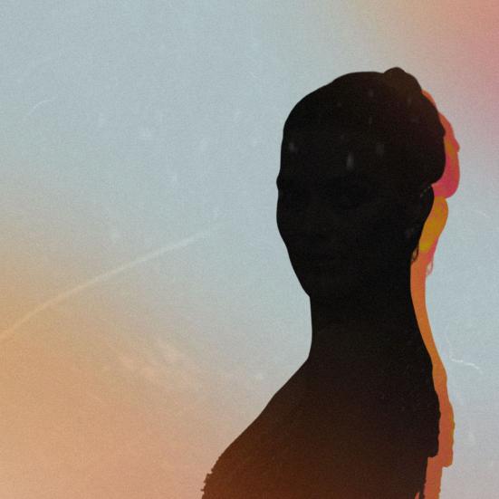 Mørk silhuet af skuespilleren Margot Robbie med farvet kantlys foran en pastelfarvet himmel.