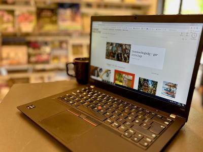 PC med Odder Biblioteks nye hjemmeside på skærmen
