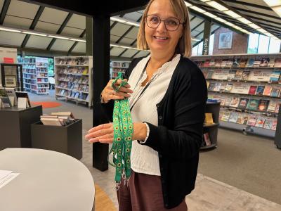 Bibliotekar Malene Munk med solsikkesnore