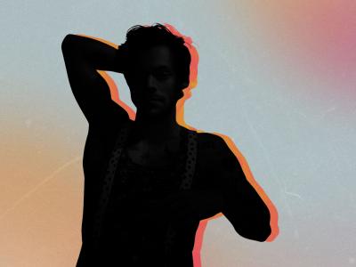 Mørk silhuet af Harry Styles med en arm bag hovedet og en arm ved hoften, med farvet omrids på en pastelbaggrund.