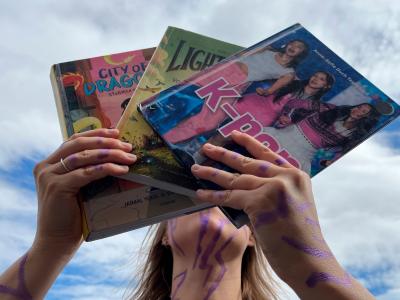 person holder 3 bøger til børn der elsker KPop Demon Hunters