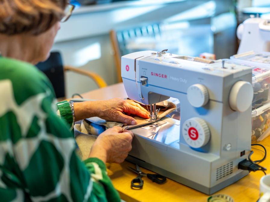 Reparation af tøj på symaskine