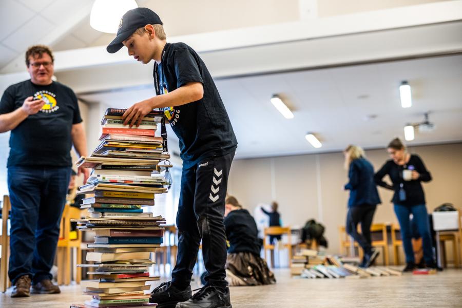 Børnene deltog i et rekordforsøg til "Børnenes rekordbog". Hvem kan hurtigst stable 100 bøger?