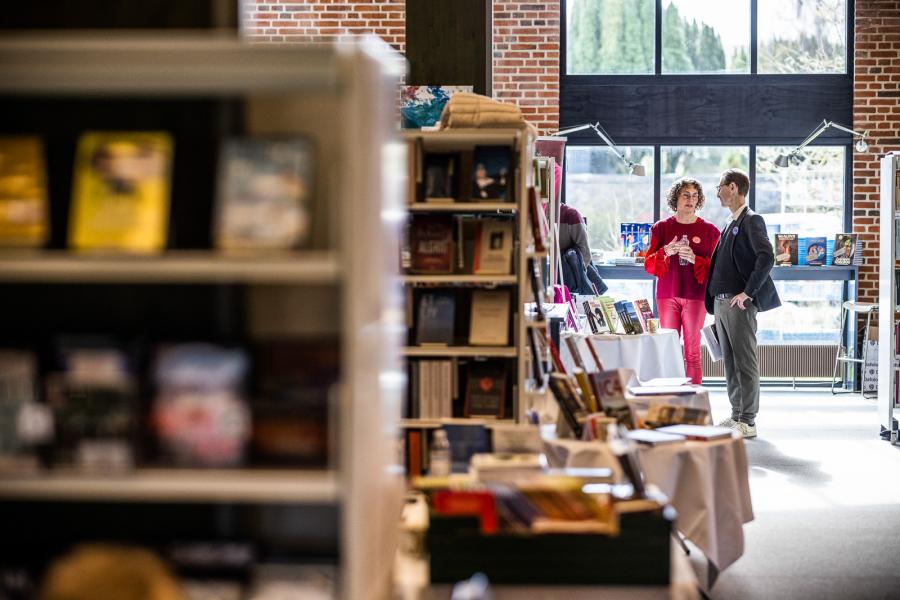 Forfatter Tine Mynster i samtale med bibliotekets leder Jesper Simonsen på standen.