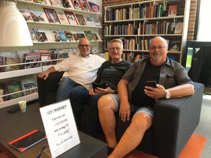 Tre mænd fra Ældresagens IT-Café
