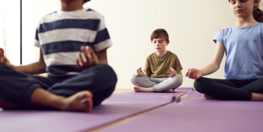 Børn der dyrker yoga