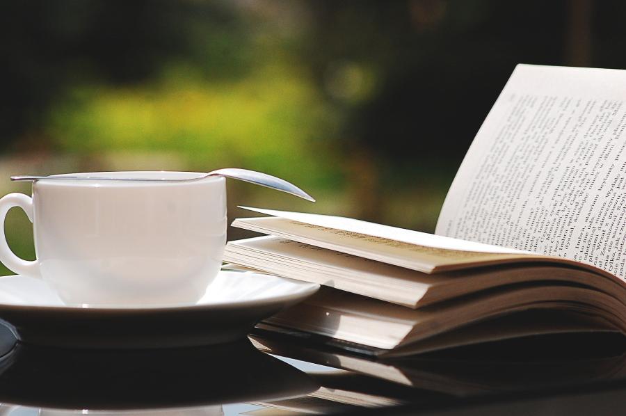 Bog og kaffekop på et bord